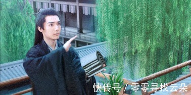 又一神剧男主用“刀削面”手法补屋顶瓦片