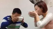 搞笑gif图：和女汉子喝酒，压力有点大
