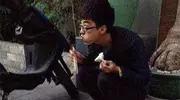 搞笑GIF图：这个球有毒啊，我竟然没有踢到，这不科学啊！