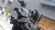 爆笑GIF：你TM把窗户放下来，夹到劳资的手了