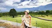 张若昀唐艺昕云南游玩采菌子，唐艺昕晒成果摆满桌