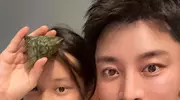 甜馨在爸妈离婚后的生活，爸爸帮她回击网暴，真相到底咋样？