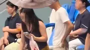 张信哲泰州演唱会上！令人恶心的一幕发生了，男子当众实施猥亵