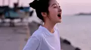 关晓彤这组照片超有生命力，笑起来宛如阳光小女孩