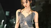 鞠婧祎换风格穿露背牛仔裙，减龄洋气塑造性感小女人形象