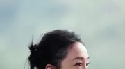 周迅状态绝绝子！藕粉上衣短裙，红美甲吸睛秘籍盘点