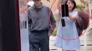 43岁胡歌又添一喜！和妻子现身上海看房，黄曦宁产后恢复状态很好