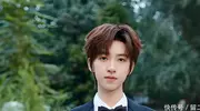 贺峻霖幕后vlog曝光，背读台本备战新综艺