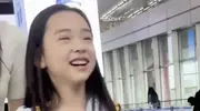 小酒窝机场回应赚奶粉钱，超萌回答萌翻众人