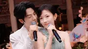 曾辉韩雨彤音乐会互动，美到发光+眼神宠溺！甜度让全网沸腾