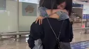 瑾汐两姐妹同框超像，二姐神似女明星又美又飒