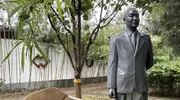 《沉默的荣耀》原型吴石将军就义44年后，与夫人的骨灰合葬于北京香山，如今墓前铺满寄托哀思的鲜花