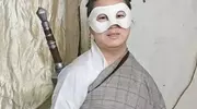 独臂女孩模仿杨过走红，背后故事超励志