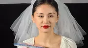 王子文穿婚纱出席电影首映，个子又矮又小脸肿僵硬不自然