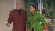 牛莉夫妇逛街被拍，有说有笑，大8岁老公很显年轻