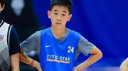 陈小春12岁儿子Jasper篮球赛曝光 动作流畅应采儿呐喊助威