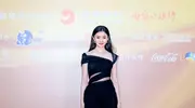 全网被刘浩存背头黑裙造型美到了！一袭不对称纱裙高级有气质！