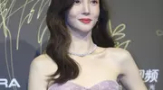 金晨粉钻裙抹胸开叉，放大身材优势，性感高级！ 