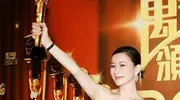 佘诗曼连轴拍剧后官宣长假，近距镜头下皮肤状态惊艳