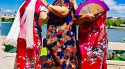 被74岁刘晓庆圈粉！不穿老年装爱戴棒球帽，美得不做作