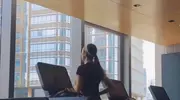 42岁李依晓婚后首晒丈夫引热议：幸福凭啥由外人定义？