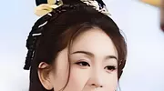 温碧霞在邯郸，小腿外翻走路内八，故意扭头不理路人，很小家子气