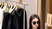 谁懂啊！偶遇刘亦菲，20 万 LV 不抢镜，真人比电视美十倍
