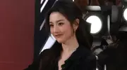 宋祖儿穿黑色连衣裙亮相，气质优雅宛如黑天鹅公主