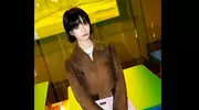 李庚希穿棕色夹克配短发，少女范满满！ 