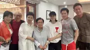 62岁毛阿敏与63岁董文华同框：一个豪门守寡，一个风采依旧？