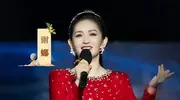 44岁谢娜在央视中秋晚会上，给内娱上了一课：可以癫，但不能真菜