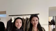 董洁现身法国，苹果肌下垂嘴唇乌黑，素颜和朋友吃饭一脸冷漠