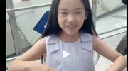 董璇带9岁女儿机场露面，小酒窝继承美貌双眼皮明显
