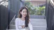 33 岁唐安琪太会穿！白上衣配牛仔裤，这身材我慕了！