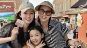 璇带女儿机场露面：9岁小酒窝继承董璇颜值，眼睛好大双眼皮明显