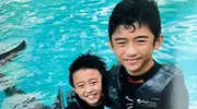 谢霆锋儿子现身演唱会，两兄弟五官硬朗未长残，超帅！ 