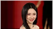 同样是在大秀现场，别人互动周也沉默，显得格外突兀？