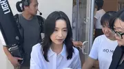 素颜董洁现身巴黎购物，法令纹微显岁月，白瘦气质冷艳冻龄十足