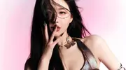 绝美暴击！赵露思暗黑甜心风，锁骨链+深V造型辣翻全场