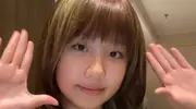 53岁洪欣带11岁女儿游迪拜，不见张丹峰身影