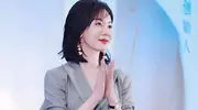 50岁女人别刻意扮嫩，学学陈数这样穿，优雅得体！ 
