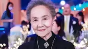 80多岁退休奶奶与年轻人打篮球，成独立女性典范！ 