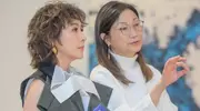 必看！刘嘉玲泡面头工装裙造型，普通人如何逆袭时髦精？
