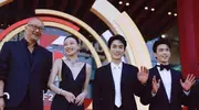 朱一龙倪妮共撑一把伞，他帅气绅士她性感美艳超养眼！ 