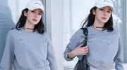 朱珠带火的初秋新穿法，卫衣裙子运动鞋，真能摆脱职场土气？