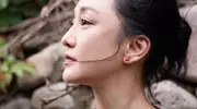 周迅藕粉上衣配短裙红美甲吸睛，普通人如何逆袭同款魅力？