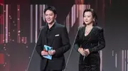 47岁郝蕾瘦身惊艳全场！黑色长靴秀美腿，状态不输当年