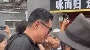 千百惠告别仪式循环播放《走过咖啡屋》，黄安泪别好友：她生前很想回一次台湾老家，统一的时候我会告诉她