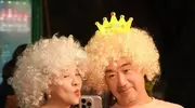 张国立带老婆聚会，67岁邓婕戴假发搞怪自拍仍优雅