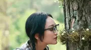 必看！周迅穿衬衫牛仔裤扎麻花辫，咋就嫩得像24岁了？